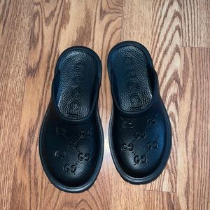 Gucci slide never worn